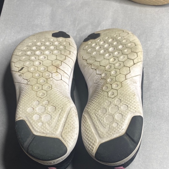 Nike Kids Sneakers in Black and Pink - Picture 8 of 9